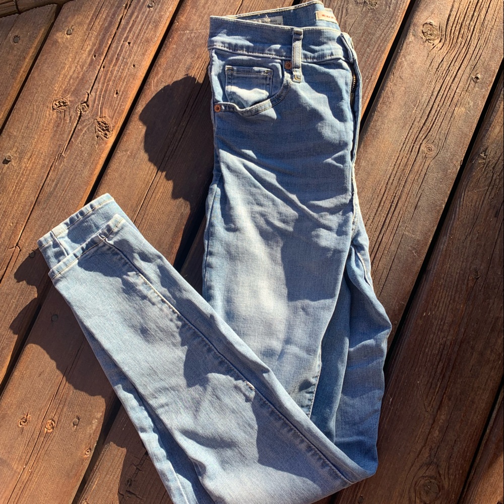 light wash levis skinny jeans